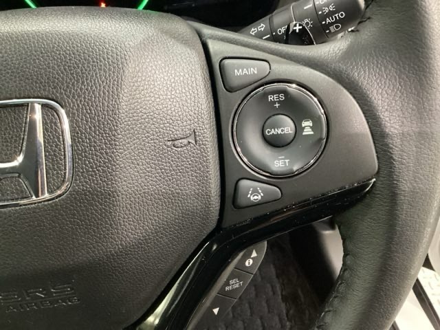ハンドルにHondaセンシング系のクルーズコントロールやレーンキープアシストなどのスイッチが装備されています。ハンドルから手を離さず安全に操作できます。