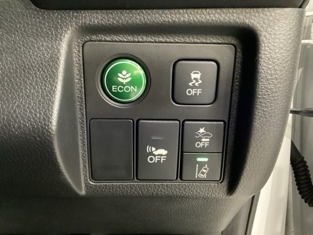 Hondaセンシング用の、VSA（ABS＋TCS＋横滑り抑制）解除とレーンキープアシストシステムのメインスイッチなどはハンドルの右側に装備しています。燃費に役立つECONボタンもここです。