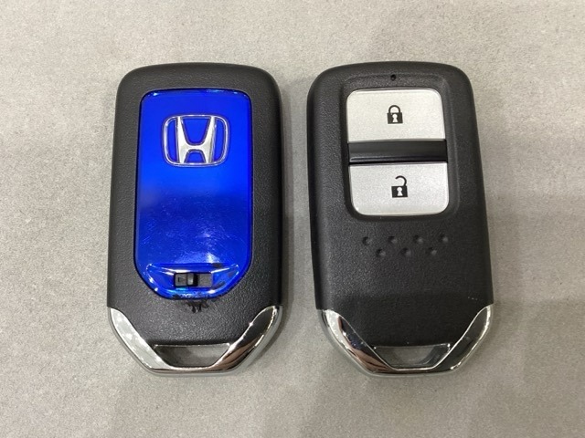 スマートキーを装備しています。鍵を差し込むことなくドアロックの開け閉めと、スタートボタン操作でのエンジンスタートができます。スペアキーも同じものを用意しております。