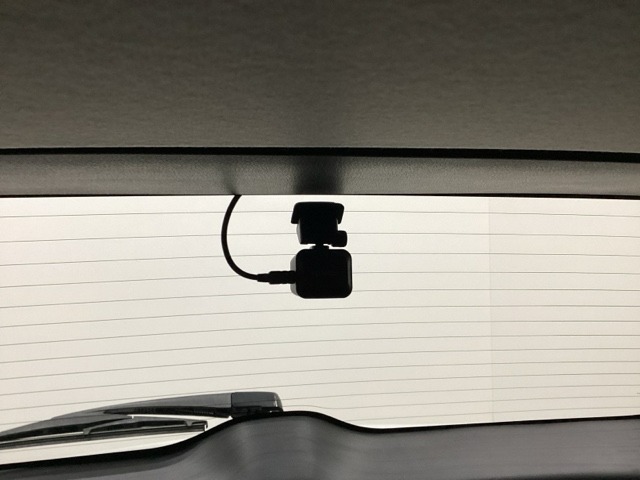 後方にもドライブレコーダーのカメラ（社外品）が付いています。前後両方でお車の周りを監視・記録いたします。