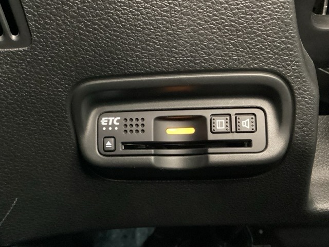 ハンドルの左下にETCがついています。高速道路の料金所の通過も楽々です！。　カードの取り出しもしやすい場所についています。