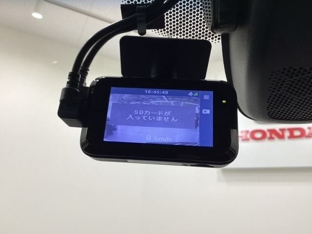 ドライブレコーダー（社外品）が前方の監視をしてくれます。衝突や急ブレーキなどを感知した場合に、記録された動画が万が一の際に直前の状況を把握する手助けとなります。