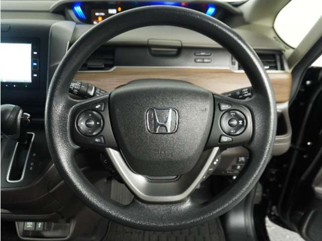 【Honda SENSING】 カメラ等装置で精度の高い検知能力を発揮、安全運転を支援します。ステアリング上のコントローラーに注目！