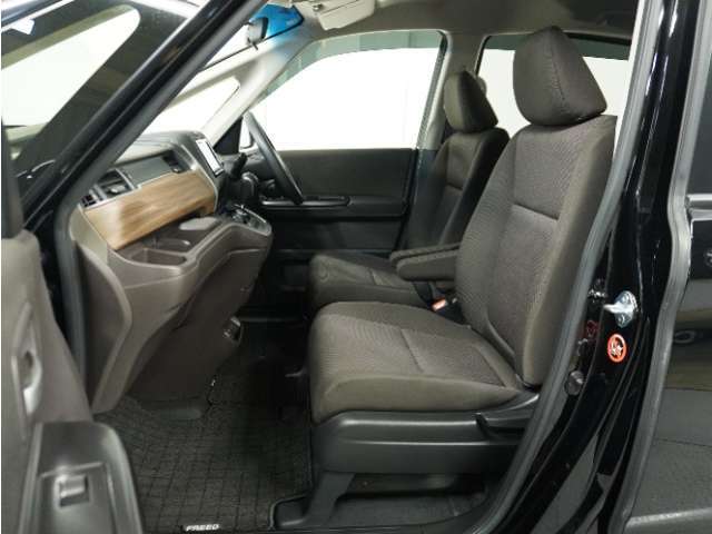 運転席と助手席は足元が繋がっているので自由に行き来しやすいので駐車場が狭いときでも助手席側からスムーズに乗り降りできて便利！