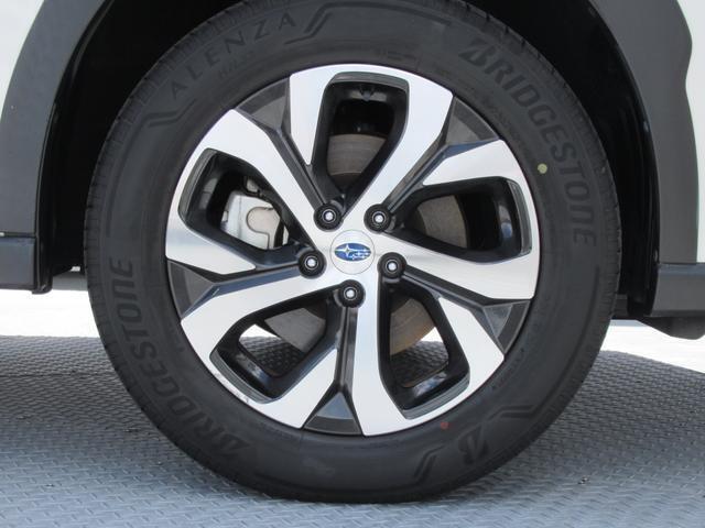 純正18インチアルミホイール。 タイヤサイズは225/60R18