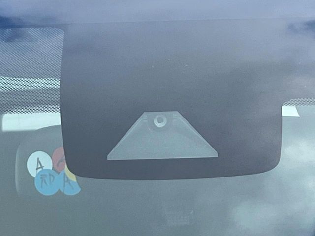 【プリクラッシュセーフティ】前方の車両等を検知し、衝突しそうな時は警報で注意を促し、ブレーキを踏む力をサポート。ブレーキを踏めなかった場合は衝突被害軽減ブレーキが作動、衝突回避をサポートします。