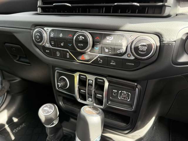 USBポートからスマートフォンに繋げ、アップルカープレイ、アンドロイドオートでのドライブが可能です。