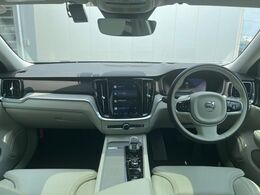 V60入庫しました！Googleシステム搭載で音声アシストがあなたの運転をサポートします♪ホワイトレザーの内装が高級感あふれる仕様となっております☆ぜひ店頭にてご覧ください！