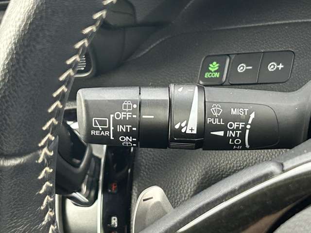 【パドルシフト（AT車）】MT車と同じように好きなギアで走ることができます！ステアリングから手を離さずに指先だけでシフト操作ができ、よりスポーティな走りをお楽しみいただけます。