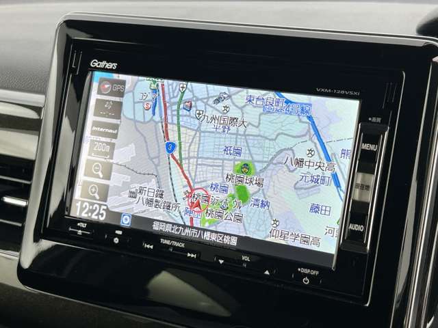 【純正ナビ】専用設計で車内の雰囲気にマッチしたナビが装備されています！利用時のマップ表示は見やすく、いつものドライブがグッと楽しくなります！