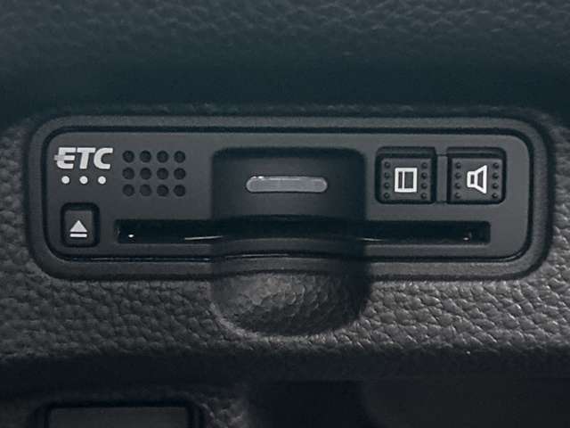 ◆【ETC】有料道路を利用する際に料金所で停止することなく通過できる、ETC車載器（ノンストップ自動料金収受システム機器）が装備されています。セットアップを行うことで利用可能になります。