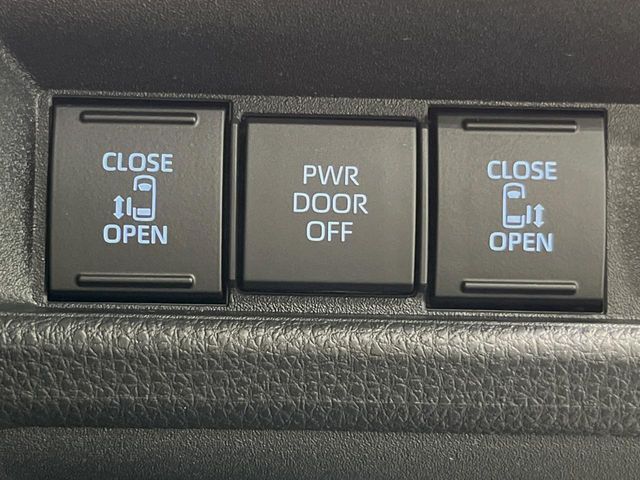 【両側パワースライドドア】スマートキーや運転席のスイッチで後席両側スライドドアの開閉が可能♪電動だから力を入れてドアを開ける必要が無く、小さなお子様でも簡単に開け閉めでき快適です♪