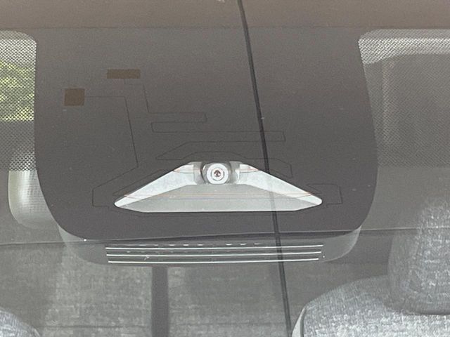 【トヨタセーフティセンス】走行中に前方の車両等を認識し、衝突しそうな時は警報とブレーキで衝突回避と被害軽減をアシスト。より安全にドライブをお楽しみいただけます。