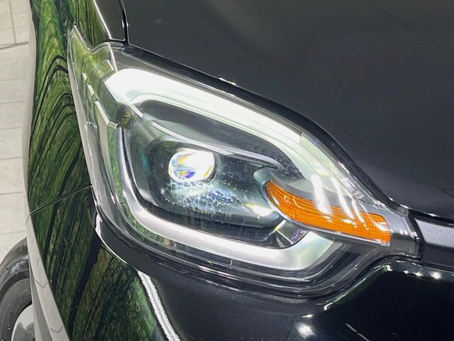 【LEDヘッドライト】悪天候や夜間走行時も良好な視界を確保し安心して運転できる高輝度LEDヘッドライトを装備！点灯速度が早く、消費電力も抑えられています。