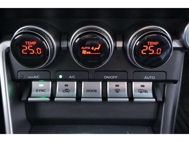 左右独立で温度コントロール出来るフロントオートエアコンです♪0.5度刻みで温度設定ができるので、運転席・助手席どちらも我慢せず快適な温度で過ごせます。