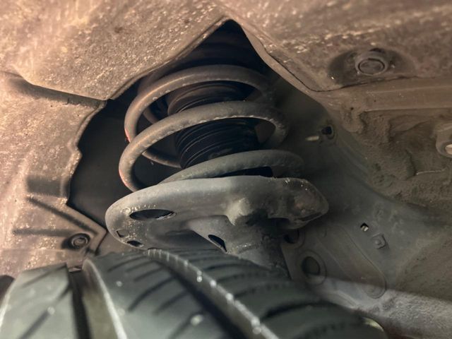 お車を安心してお乗りいただく為には、足回りの定期点検が欠かせません。サービスサポート（有償保証）では無料点検もご提供しており、安心のカーライフをお過ごしいただけるサポート体制が整っています。