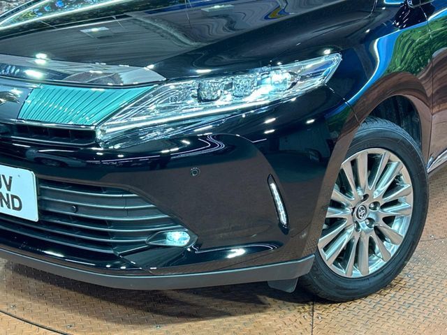 【LEDヘッドライト】悪天候や夜間走行時も良好な視界を確保し安心して運転できる高輝度LEDヘッドライトを装備！点灯速度が早く、消費電力も抑えられています。
