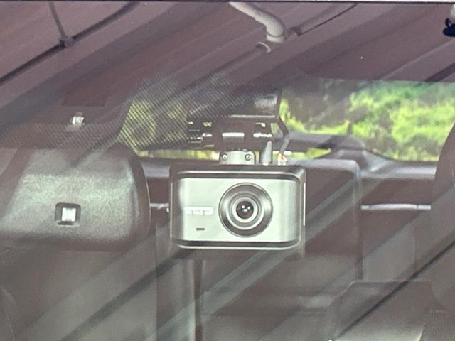 【ドライブレコーダー】安心・安全なカーライフに必須のドライブレコーダーを装備！走行中はもちろん、あおり運転や事故に遭遇した際の状況も映像で記録し、万一のリスクに備えます。