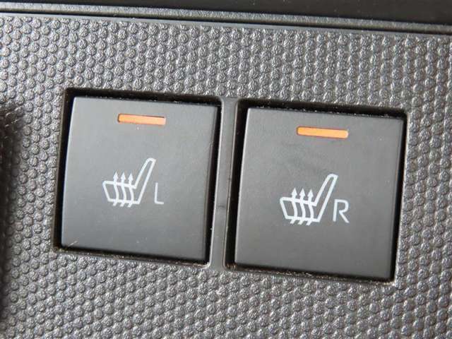 運転席、助手席にはシートヒーターが付いています。最近の冬場は例年よりも寒くなっています。。。シートヒーターがあるとないとじゃ大違い！ぜひお試しあれ！