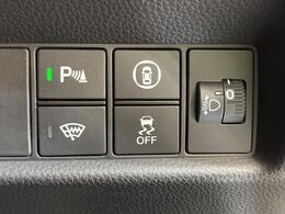 【ホンダセンシング】走行中に前方の車両等を認識し、衝突しそうな時は警報とブレーキで衝突回避と被害軽減をアシスト。より安全にドライブをお楽しみいただけます。