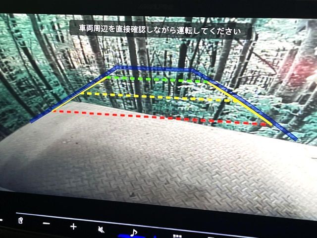 【バックカメラ】駐車時に後方がリアルタイム映像で確認できます。大型商業施設や立体駐車場での駐車時や、夜間のバック時に大活躍！運転スキルに関わらず、今や必須となった装備のひとつです！