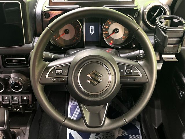 【純正革巻きステアリング】上質な革を使用することで、手にしっかり馴染みとても運転しやすいハンドルです♪