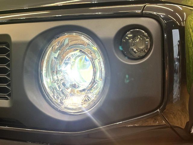 【LEDヘッドライト】悪天候や夜間走行時も良好な視界を確保し安心して運転できる高輝度LEDヘッドライトを装備！点灯速度が早く、消費電力も抑えられています。