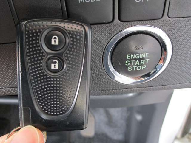 ★キーレスプッシュスタートシステム！鍵はポケットやバックにしまったままでOK！エンジンスタートはボタンひとつ！開錠、施錠もドアハンドルにあるリクエストスイッチで出来るんです★