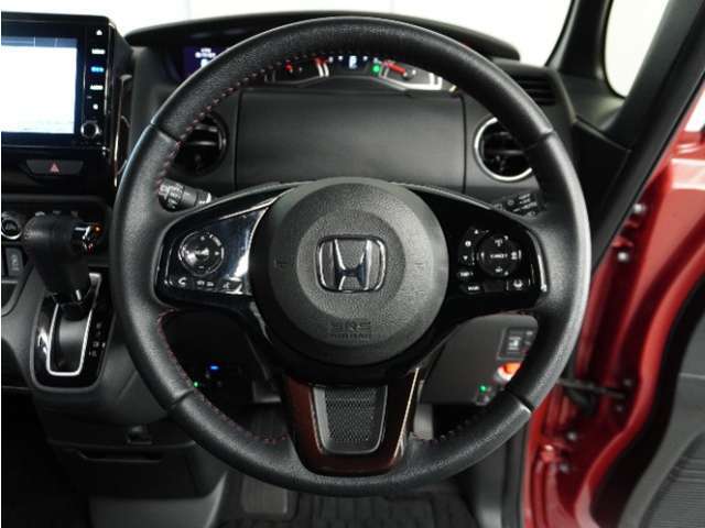 【Honda SENSING】 カメラ等装置で精度の高い検知能力を発揮、安全運転を支援します。ステアリング上のコントローラーに注目！