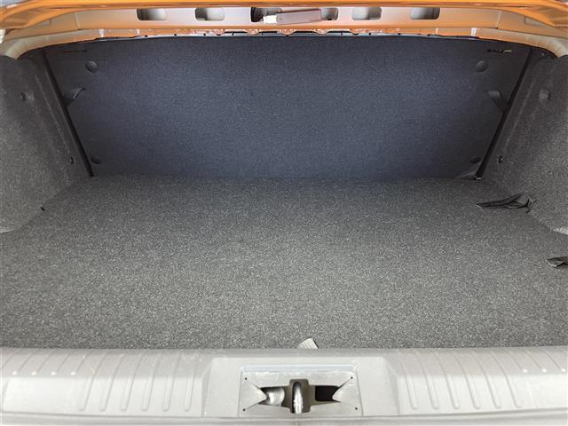 【トランク】積み込みやすくて、たっぷり積める荷室です。シートアレンジできるものは、乗車人数と荷物の量や大きさによってシートを動かすことができるので、より快適なドライブが可能です！