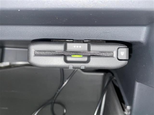 【ETC】有料道路を利用する際に料金所で停止することなく通過できる、ETC車載器（ノンストップ自動料金収受システム機器）が装備されています。セットアップを行うことで利用可能になります。