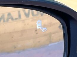 【ブラインドスポットインフォメーション】走行中、ドアミラーの死角になりやすい箇所に後続車が接近するとサイドミラー付近に警告を表示、ドライバーに注意喚起をしてくれます。