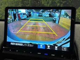 【バックカメラ】駐車時に後方がリアルタイム映像で確認できます。大型商業施設や立体駐車場での駐車時や、夜間のバック時に大活躍！運転スキルに関わらず、今や必須となった装備のひとつです！