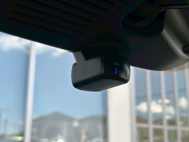 事故やあおり運転などの際に状況を記録するドライブレコーダーが付いています。