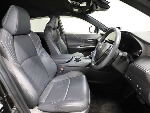 ゆったり室内で運転もしやすいです♪使い勝手の良い配置も考えられています！！