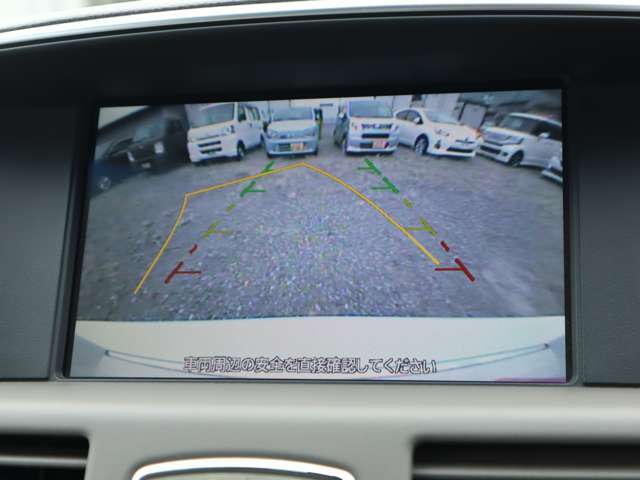★バックカメラ★運転席から画面上で安全確認ができます。駐車が苦手な方にもオススメな便利機能です♪