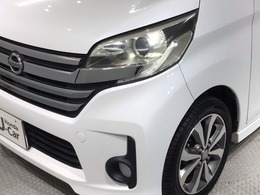 ディスチャージヘッドライト搭載でしっかり明るく照らしてくれるので、夜間走行や不慣れな道でも安心です。