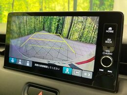 【バックカメラ】駐車時に後方がリアルタイム映像で確認できます。大型商業施設や立体駐車場での駐車時や、夜間のバック時に大活躍！運転スキルに関わらず、今や必須となった装備のひとつです！