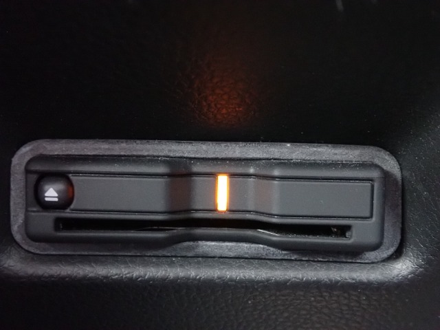 ■【ETC車載器】が装備されています。セットアップをしてお渡しとなり、ETCカードを差し込むだけで高速道路の利用が可能です。
