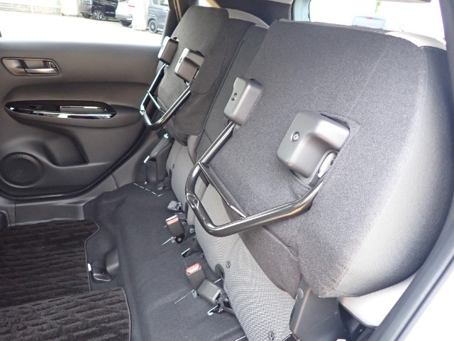 ◆チップアップ＆ダイブダウン機構付【ULTR SEAT】は後席座面を左右分割で跳ね上げることができます。トランクで積載できない背の高い荷物をラクラク収納できます。ホンダ車ならではの人気装備です。