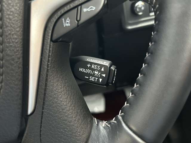 全車速追従式レーダークルーズコントロールです。前方の車両を追尾し、一定の車間を保ちながら走行可能です、長距離の運転に適しております。