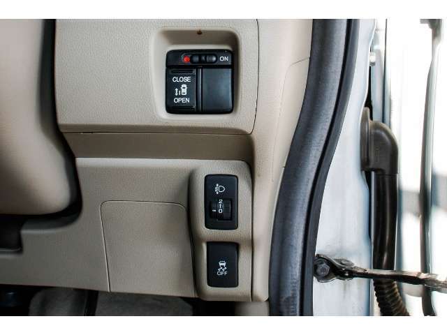 ■電動スライドドア■運転席脇のスイッチを押すだけで、左側のスライドドアを開閉することができます！
