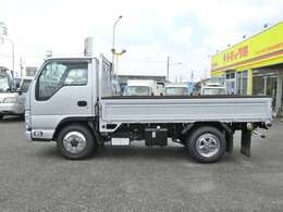 走行なんと2000km台！目立つキズや看板アトなどもなく内外装とも状態がキレイに保たれたおススメの1台です！