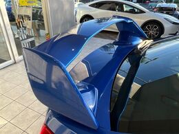 【大型リヤスポイラー】スポーツカーらしさがグッと引き立つ大型リヤスポイラーを装着♪高速走行時のスタビリティ（走行安定性）向上に役立ちます。