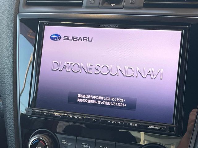 【純正ナビ】人気の純正ナビを装備。オーディオ機能も充実しており、Bluetooth接続すればお持ちのスマホやMP3プレイヤーの音楽を再生可能！毎日の運転がさらに楽しくなります！！