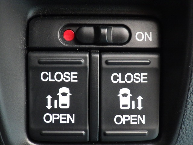 ★両側パワースライドドア★ 開ける・閉めるが電動でらくらくのパワースライドドアです（*＾-＾*）リモコンや運転席のスイッチなどでカンタンに自動開閉します♪