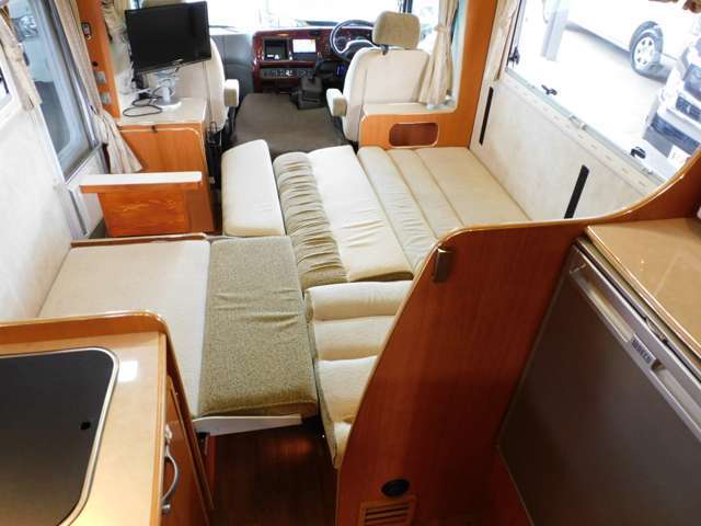 敷地面積13000坪の大型展示場でゆったり展示、新車キャンピングカーFOCSシリーズ製造工場等併設のフジカーズジャパン茨城中央店へぜひ、一度ご来店ください！！