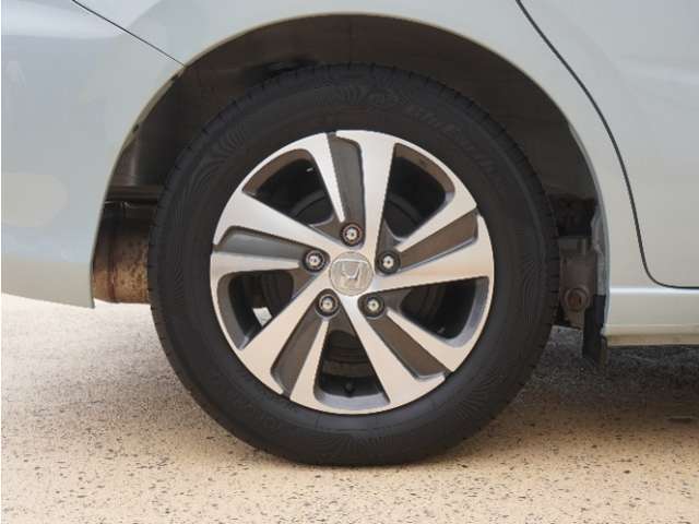 アルミホイール装着車です！これで足元まわりもおしゃれにきまります！