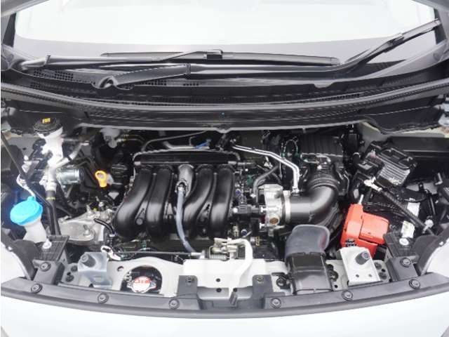 エンジンは車の心臓部分です。このエンジンルームが汚いとトラブルの基になります。当店は専用の液剤を使って徹底的に綺麗にします。