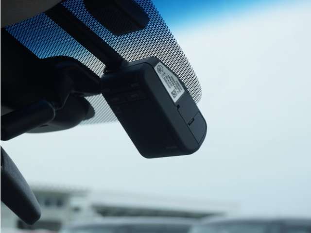 ◆ドライブレコーダー◆映像・音声などを記録する自動車用の装置です。　もしもの事故の際の記録はもちろん、旅行の際の思い出としてドライブの映像を楽しむことができます。